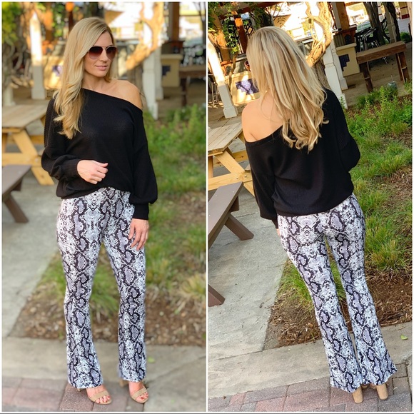 ✨LAST ONE✨Snakeprint flare pants - Picture 4 of 4